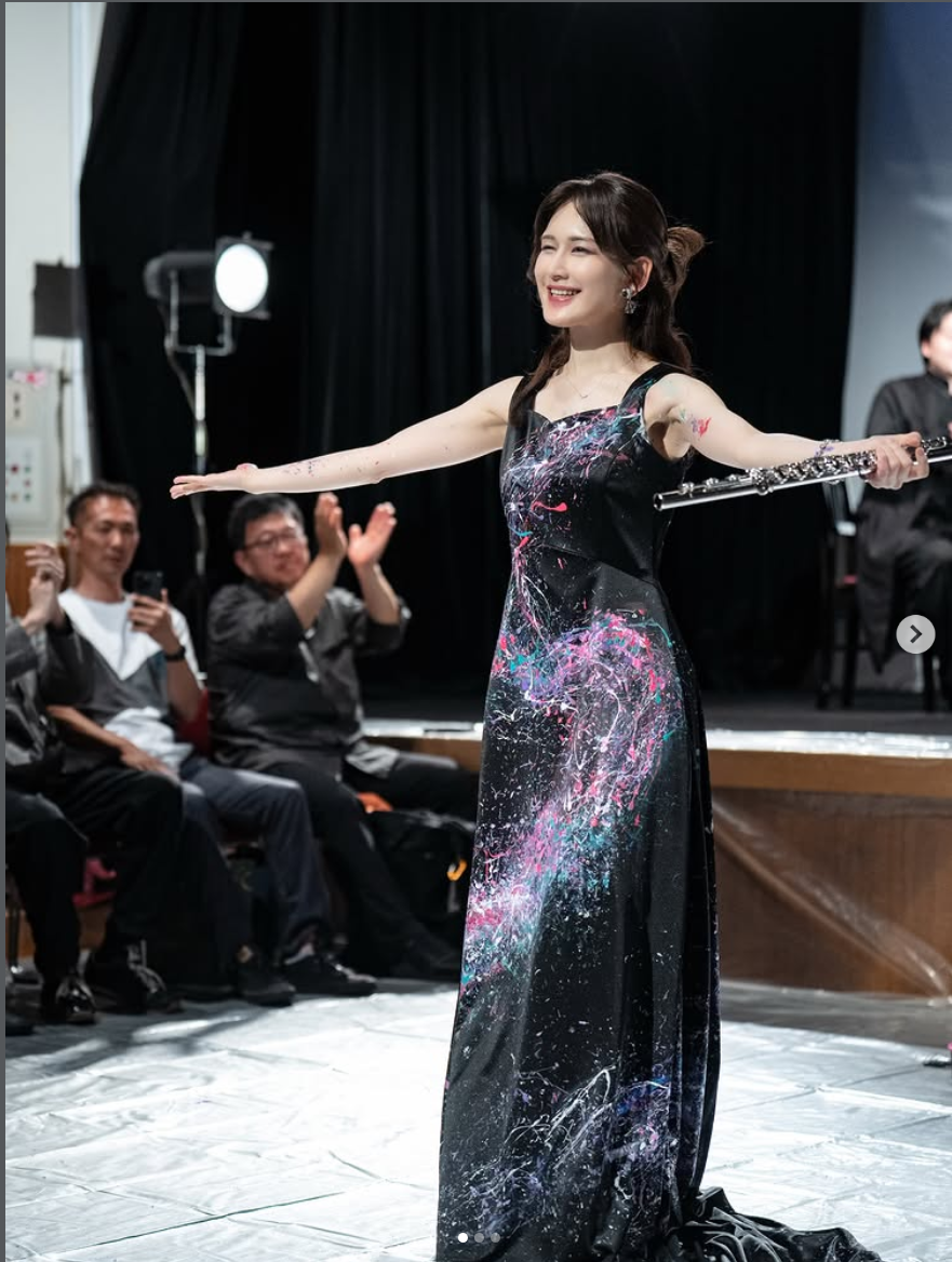 A performer wearing a long Shibuki dress